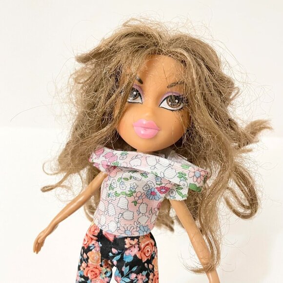 Bratz Yasmin Doll Flaws - Picture 12 of 14